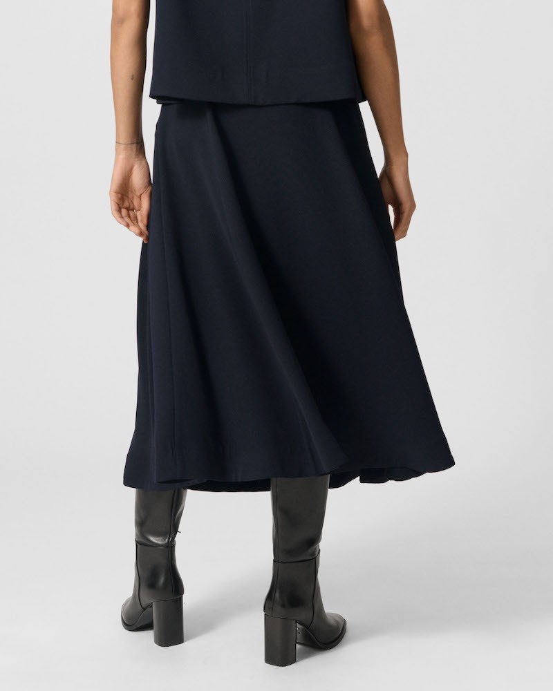 Lovechild 1979 Hallie Skirt Total Eclipse mørkeblå crepe nederdel på model