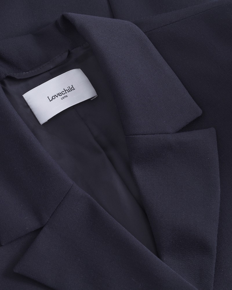 Close up af Lovechild 1979 Viviana Blazer Total Eclipse