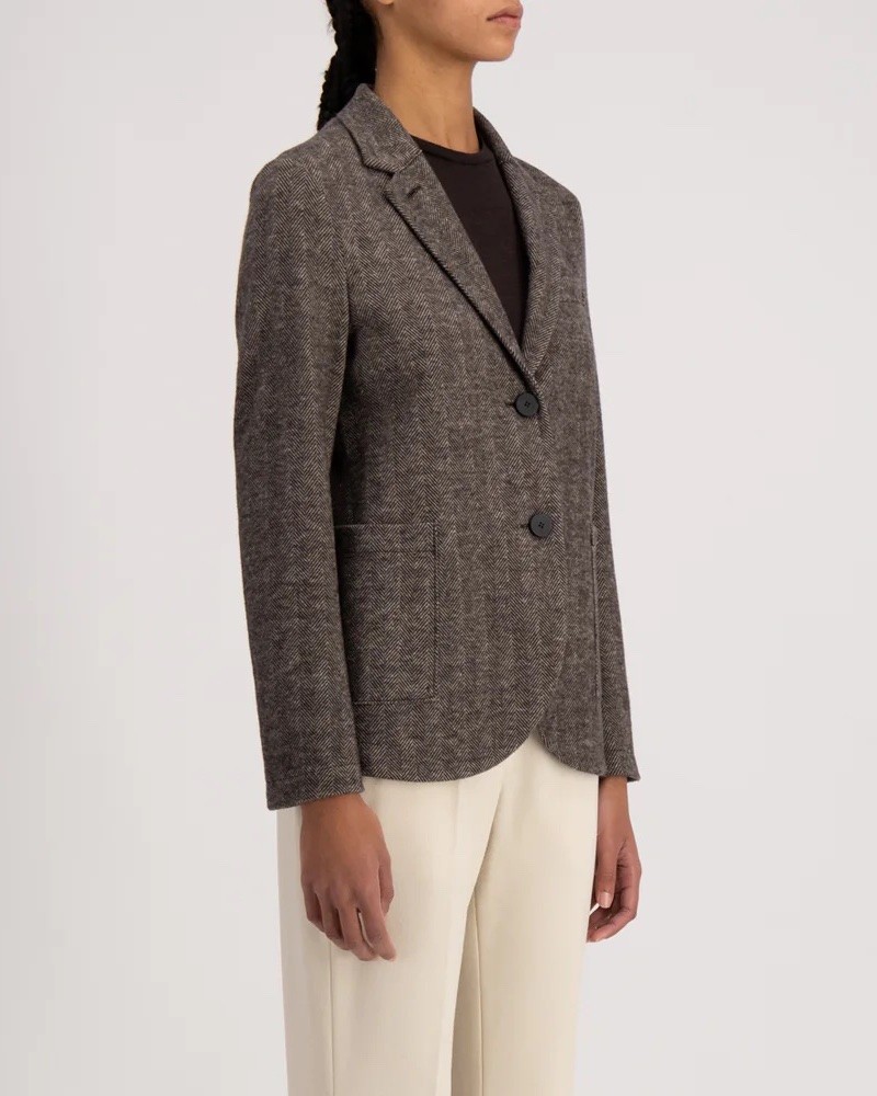 Harris Wharf London Blazer Beige Herringbone på model