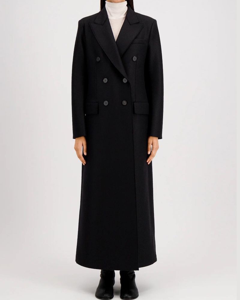 Harris Wharf London Long Tailored Coat Black på model