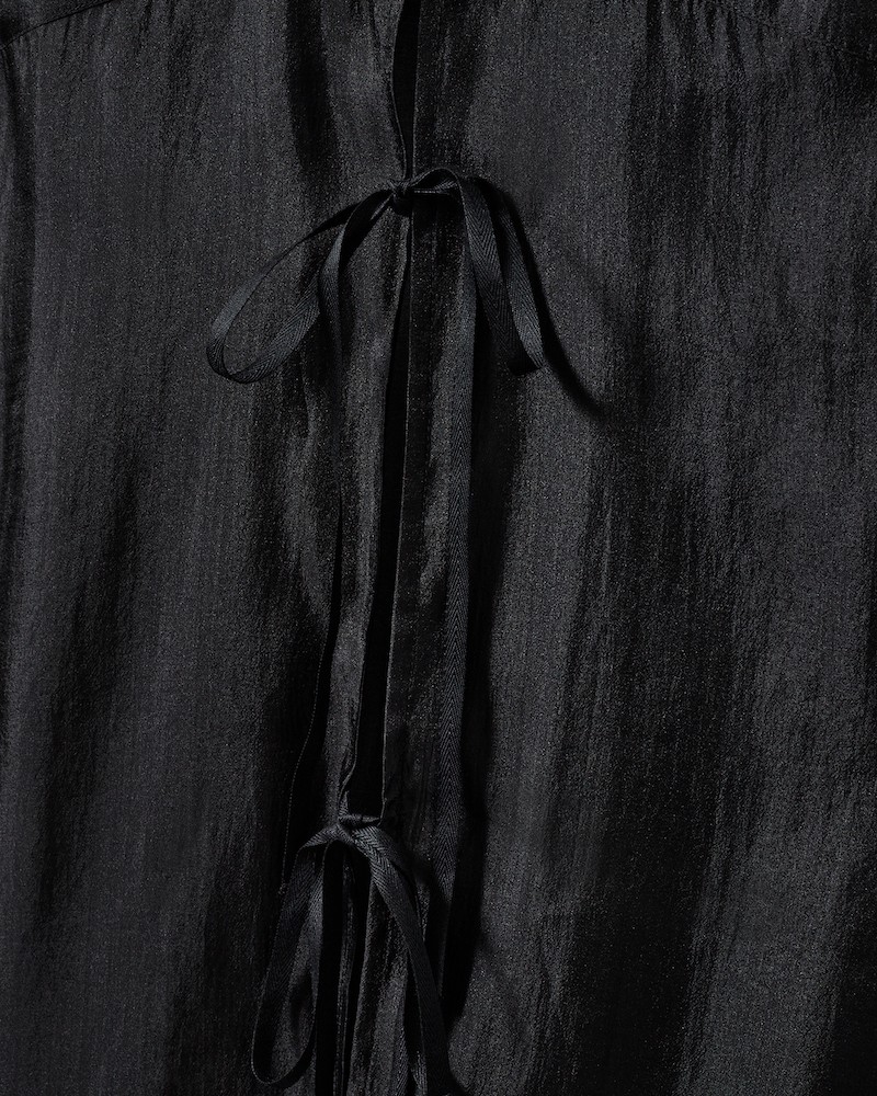 Close up af The Garment Gilian skjorte sløjfer på ryggen