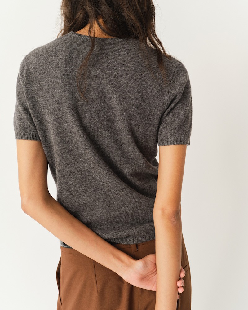 The Garment Como Knit Tee Grey Melange på model set bagfra