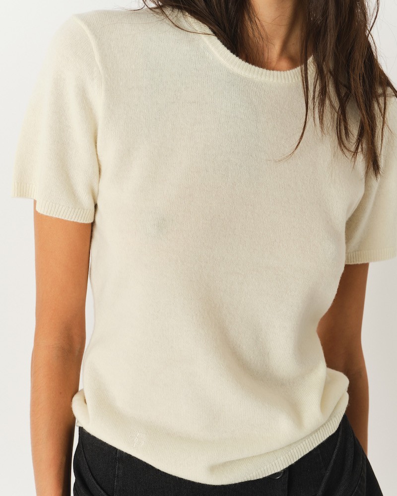 The Garment Como Knit Tee Cream kortærmet strik på model