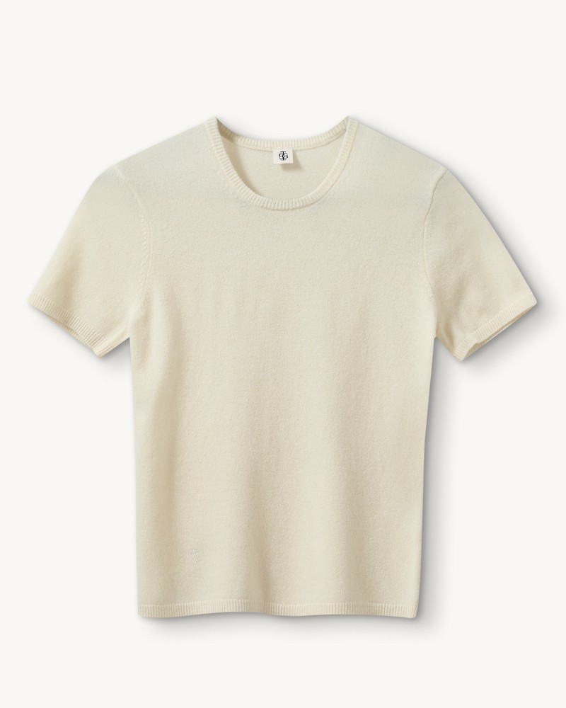 Packshot af The Garment Como Knit Tee Cream på neutral baggrund
