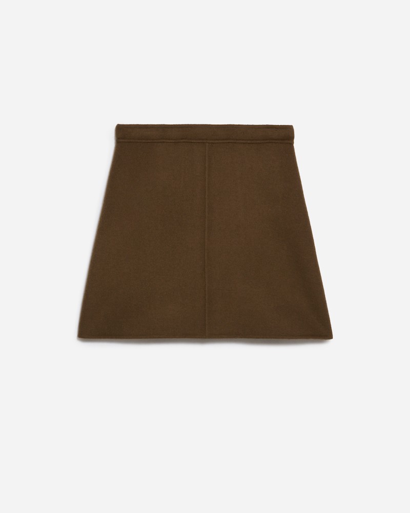 Pack shot af Vanessa Bruno Juna Skirt Militaire Army nederdel på hvid baggrund