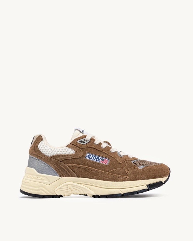 Pack shot af Autry Hyperway Low Suede Mesh Cigar Silver sneaker på neutral baggrund