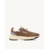 Pack shot af Autry Hyperway Low Suede Mesh Cigar Silver sneaker på neutral baggrund