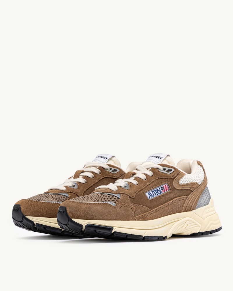 Pack shot af Autry Hyperway Low Suede Mesh Cigar Silver sneaker