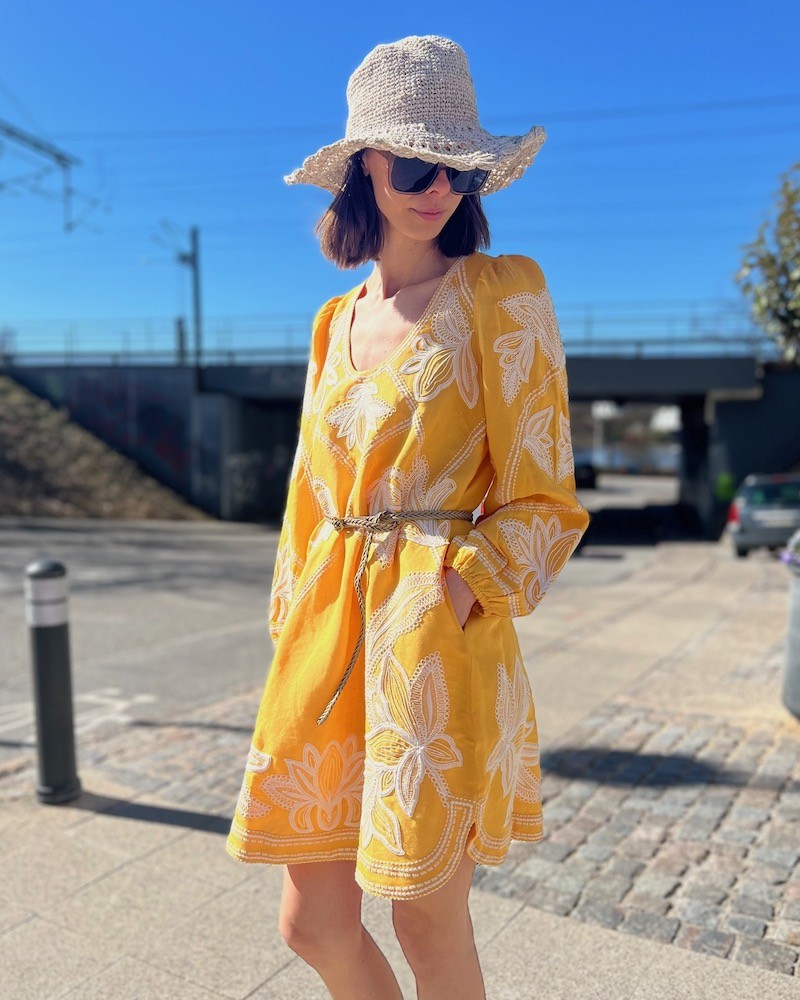 Scarlett Poppies Eileen Dress Warm Sun Gul Kort kjole på model