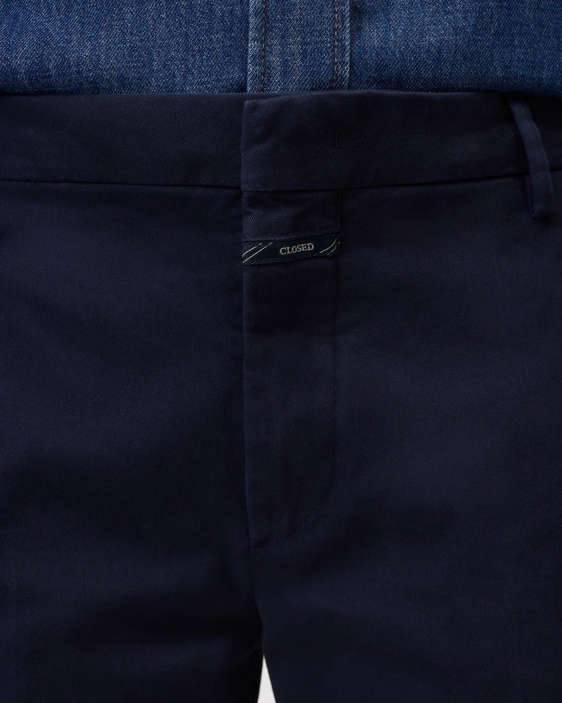 Close up af Sonnett Navy med logo foran