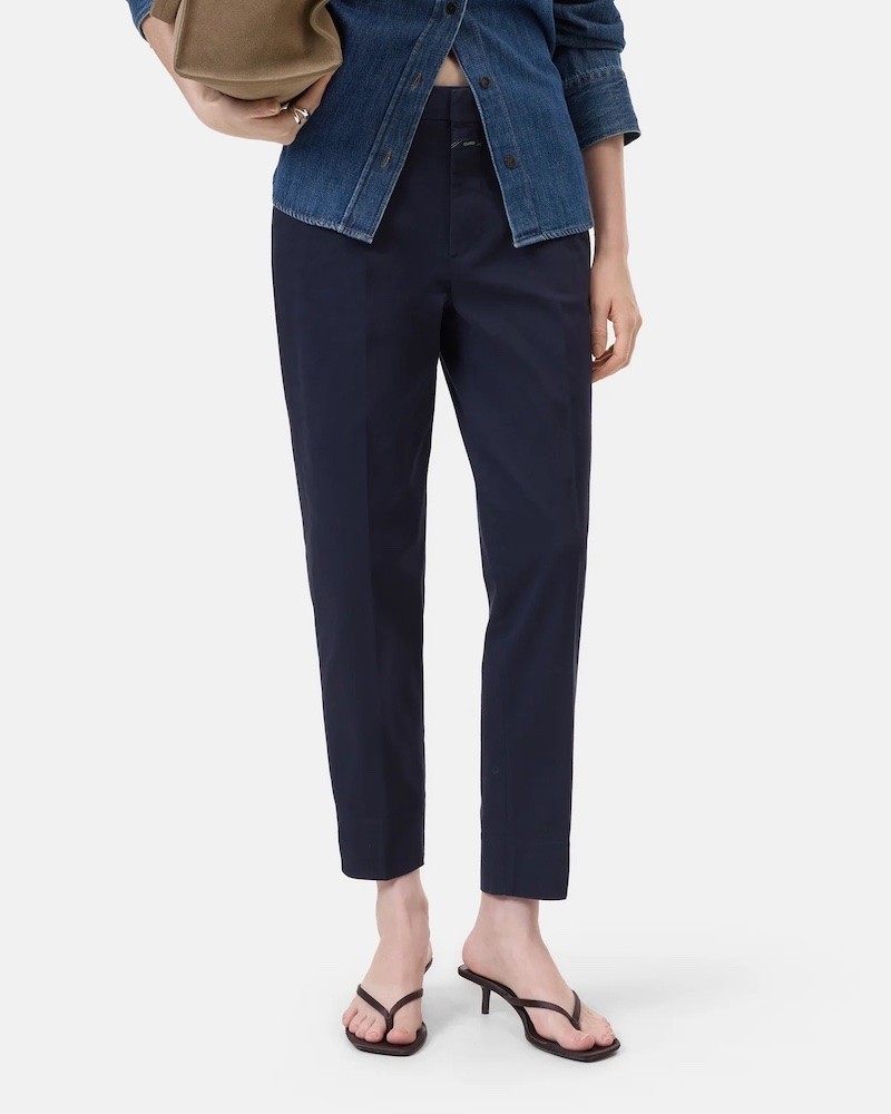 Closed Sonnett Chino Navy på model