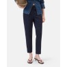 Closed Sonnett Chino Navy på model