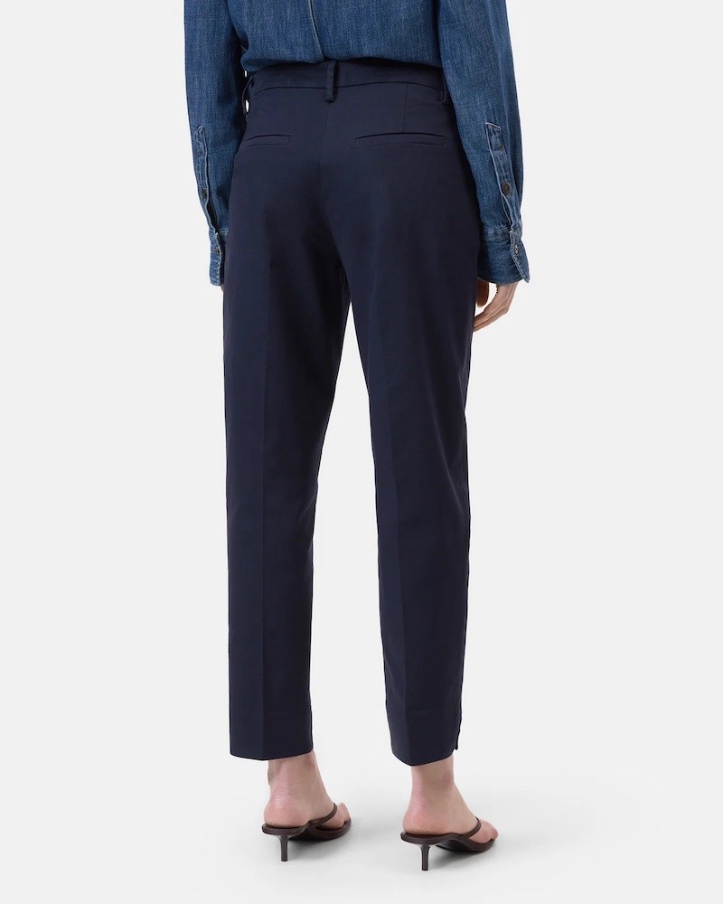 Closed Sonnett Chino navy på model set bagfra