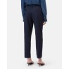 Closed Sonnett Chino navy på model set bagfra
