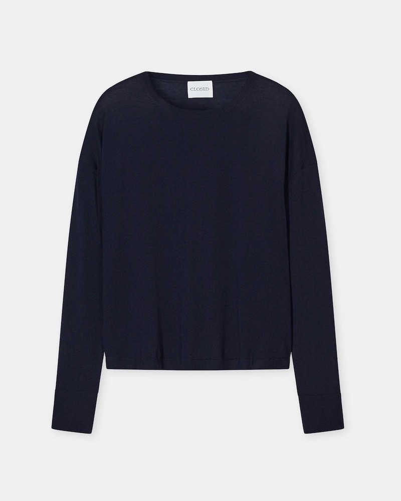 Pack shot af Closed Crew Neck Dark Night på neutral baggrund