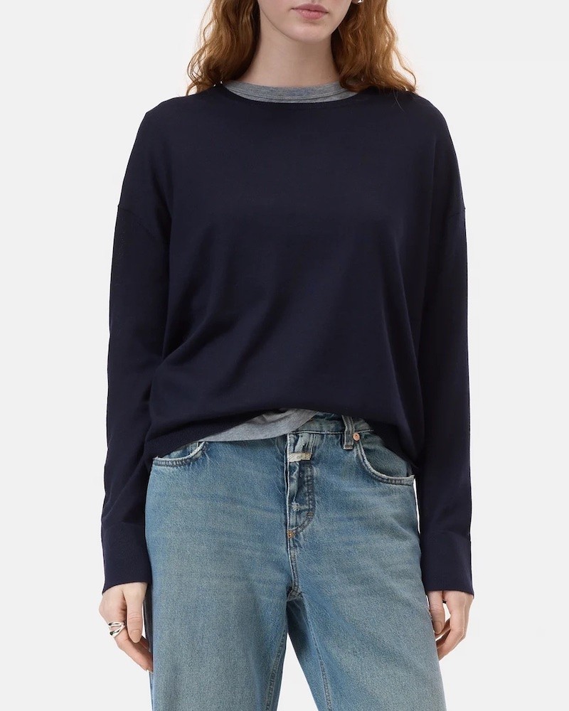 Closed Crew Neck Dark Night på model set forfra