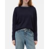 Closed Crew Neck Dark Night på model set forfra
