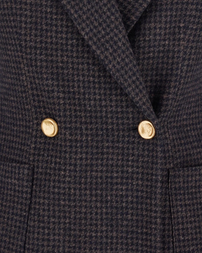 Close up af Harris Wharf London brun og blå ternet houndstooth blazer med guldfarvede knapper