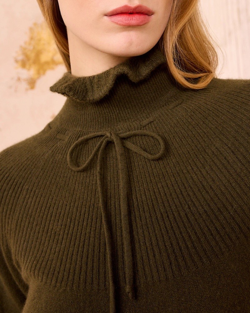 Close up af Ulla Johnson Maisie Cashmere Turtleneck Hunter