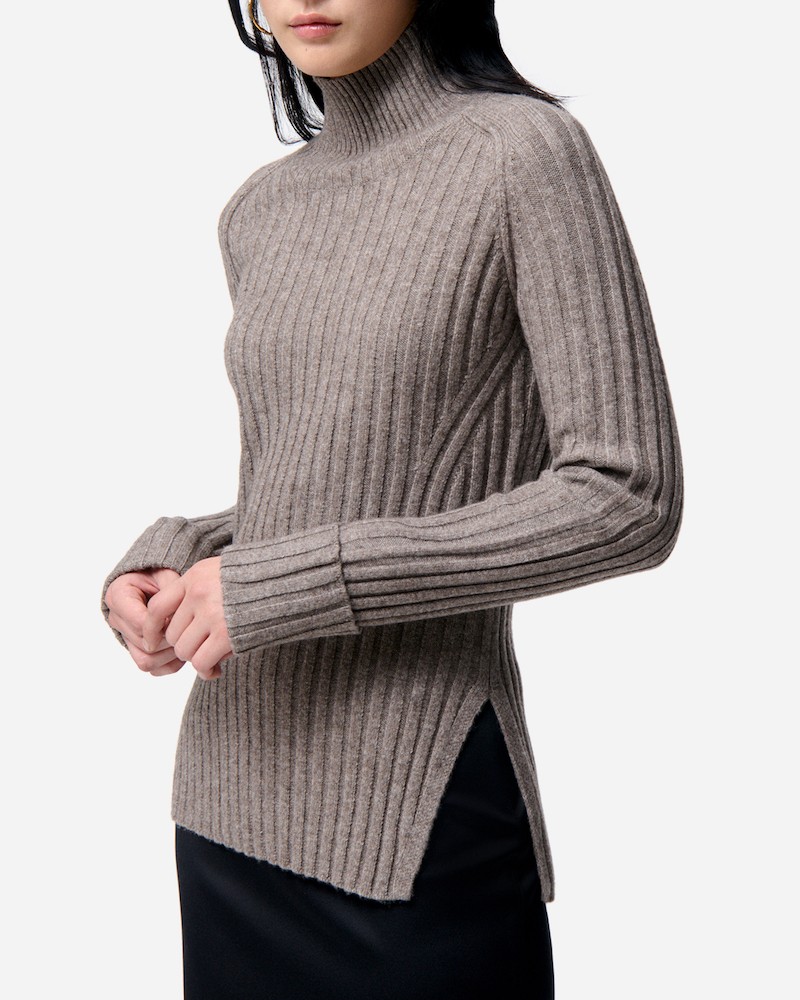 Vanessa Bruno Faucon Rollneck Taupe strik på model