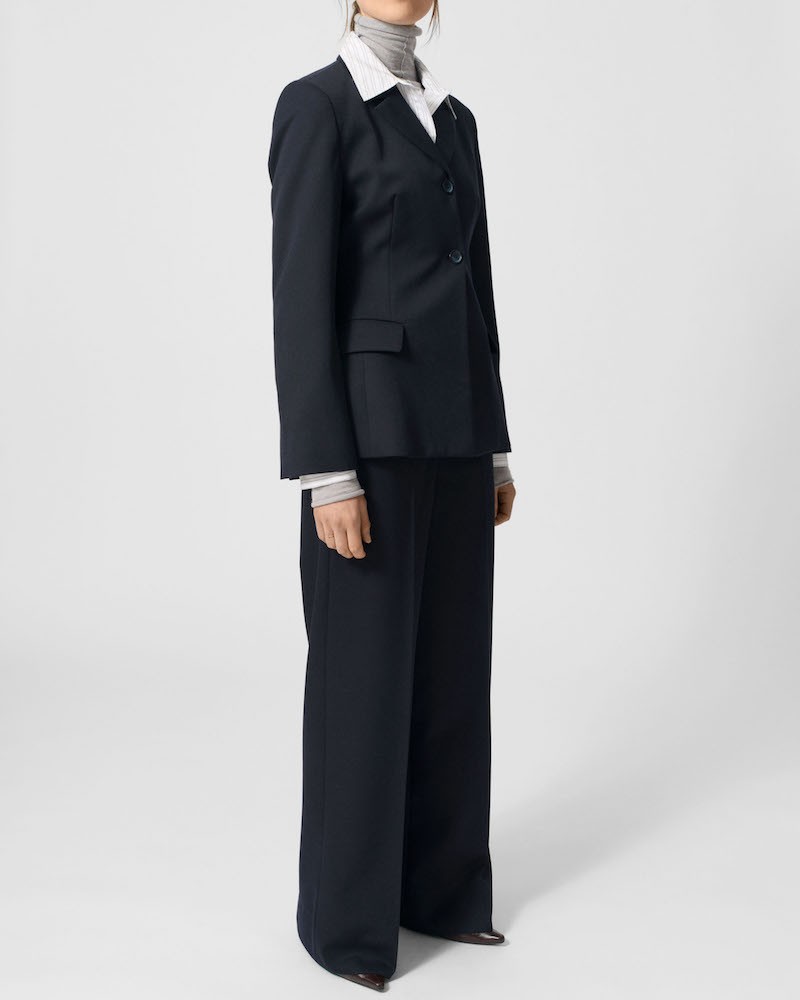 Lovechild 1979 Harper Pants Total Eclipse stylet med Viviana blazer på model