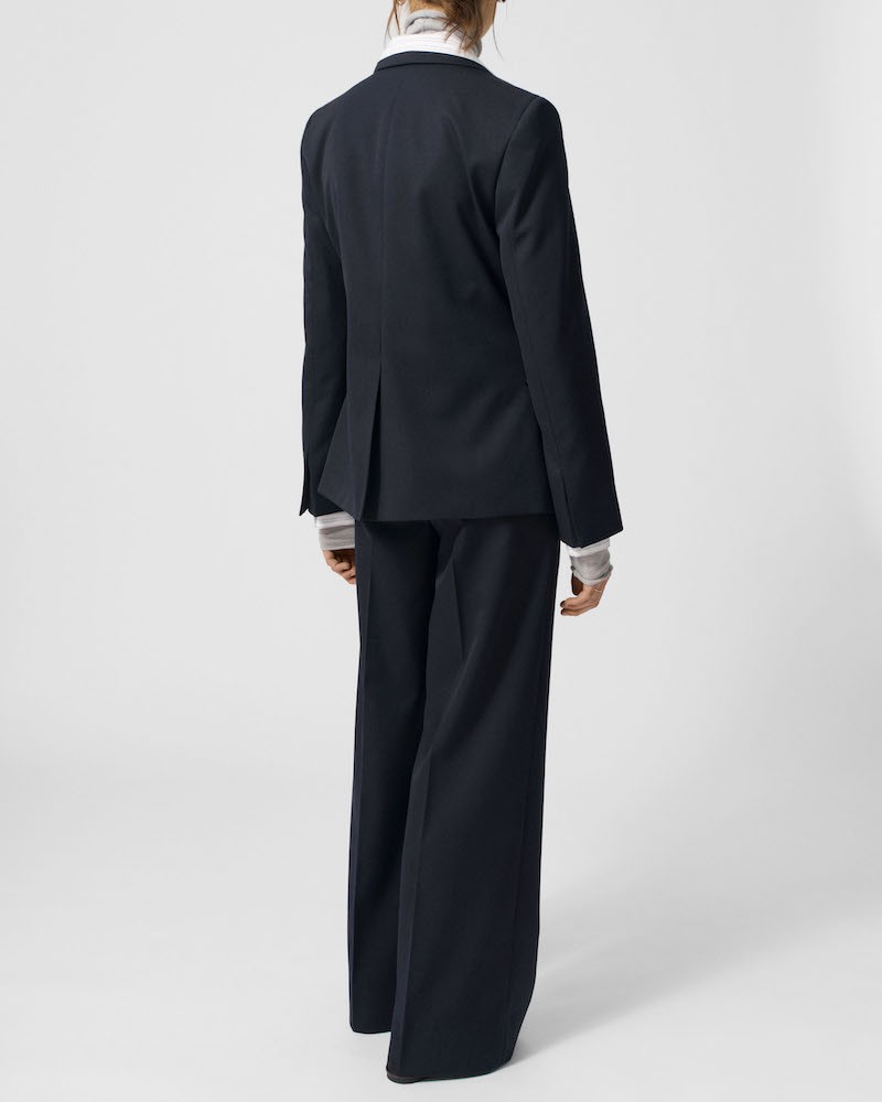 Lovechild 1979 Harper Pants Total Eclipse stylet med Viviana blazer på model