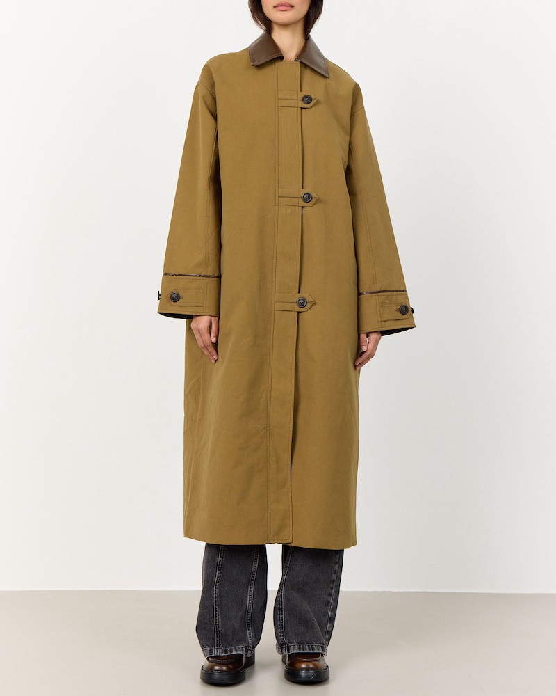 Leveté Room Maggie 2 Trench Coat Sand på model