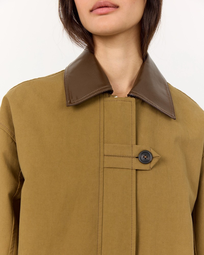 Close up af skind krave på Leveté Room Maggie 2 Trench Coat Sand på model