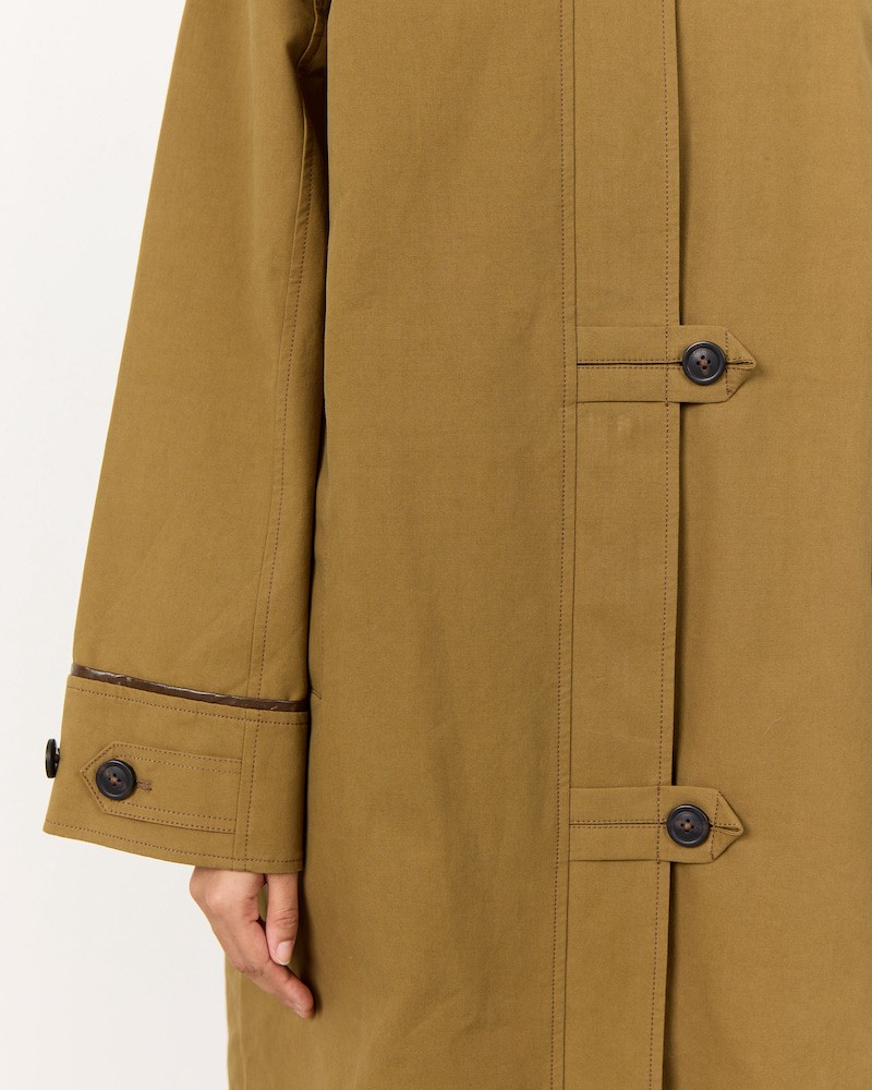 Detalje billede af knapper og ærmer på Leveté Room Maggie 2 Trench Coat Sand på model
