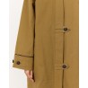 Detalje billede af knapper og ærmer på Leveté Room Maggie 2 Trench Coat Sand på model