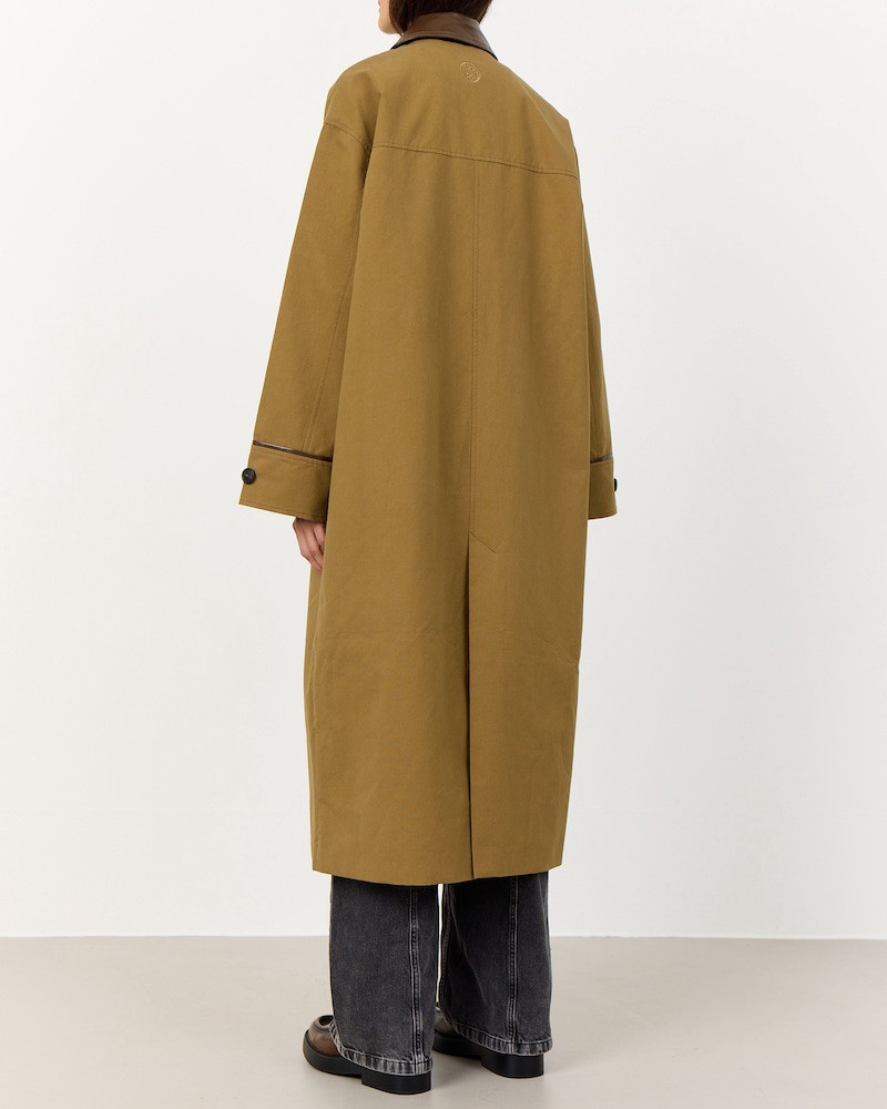 Leveté Room Maggie 2 Trench Coat Sand på model set bagfra