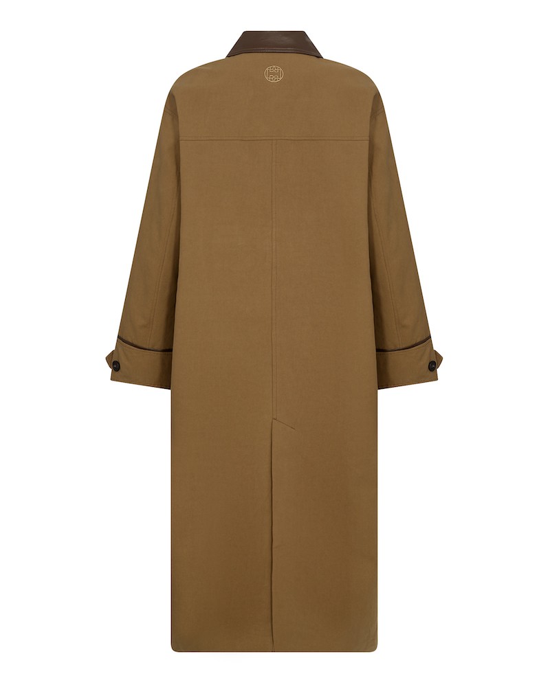 Pack shot af Leveté Room Maggie 2 Trench Coat Sand set bagfra