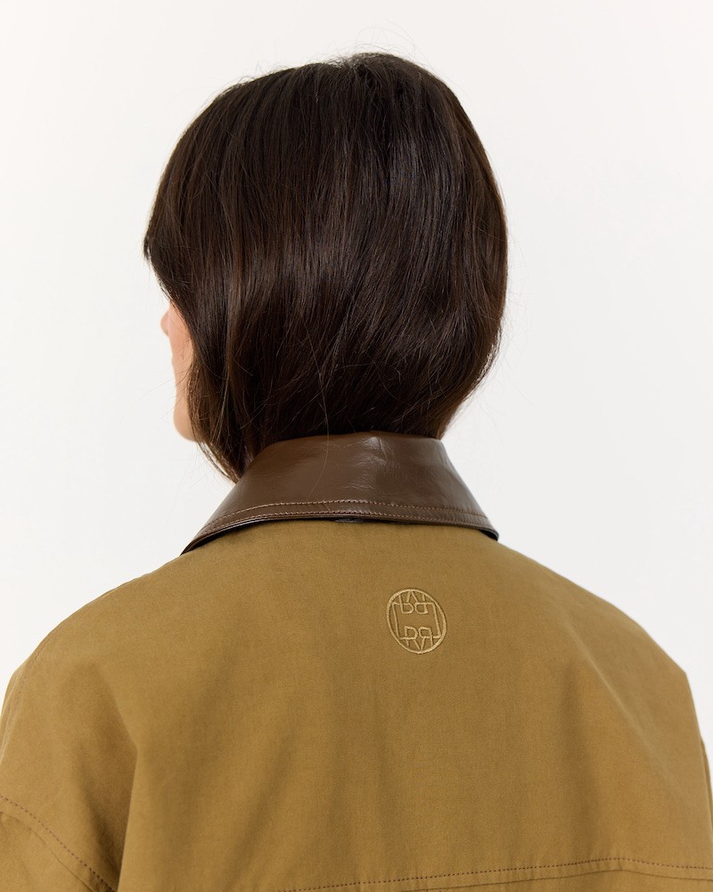 Close up af Leveté Room Maggie 2 Trench Coat Sand skind krave set bagfra