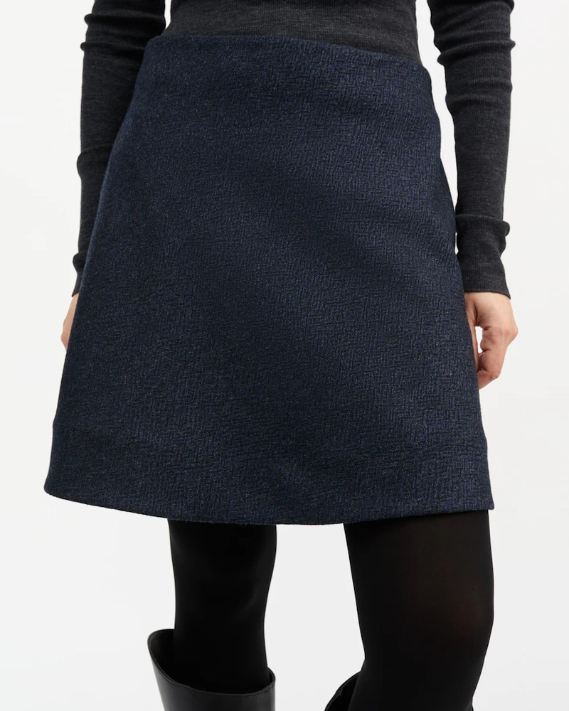 Close up af Skall Studio Fifi Skirt Navy Black nederdel på model