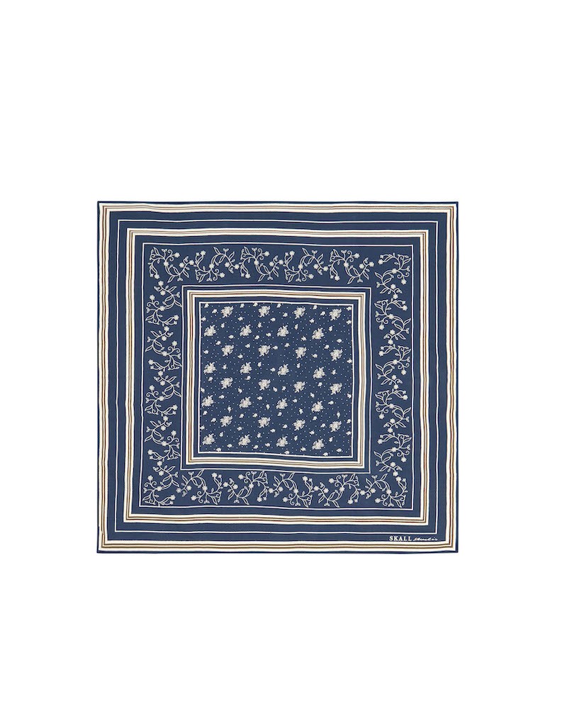 Pack shot af Skall Studio Classic Scarf Dark Navy Tørklæde på hvid baggrund