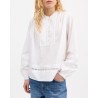 Skall Studio Leaf Shirt Optic White hvid skjorte på model