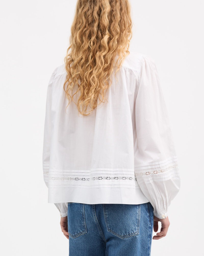 Skall Studio Leaf hvid skjorte på model set bagfra