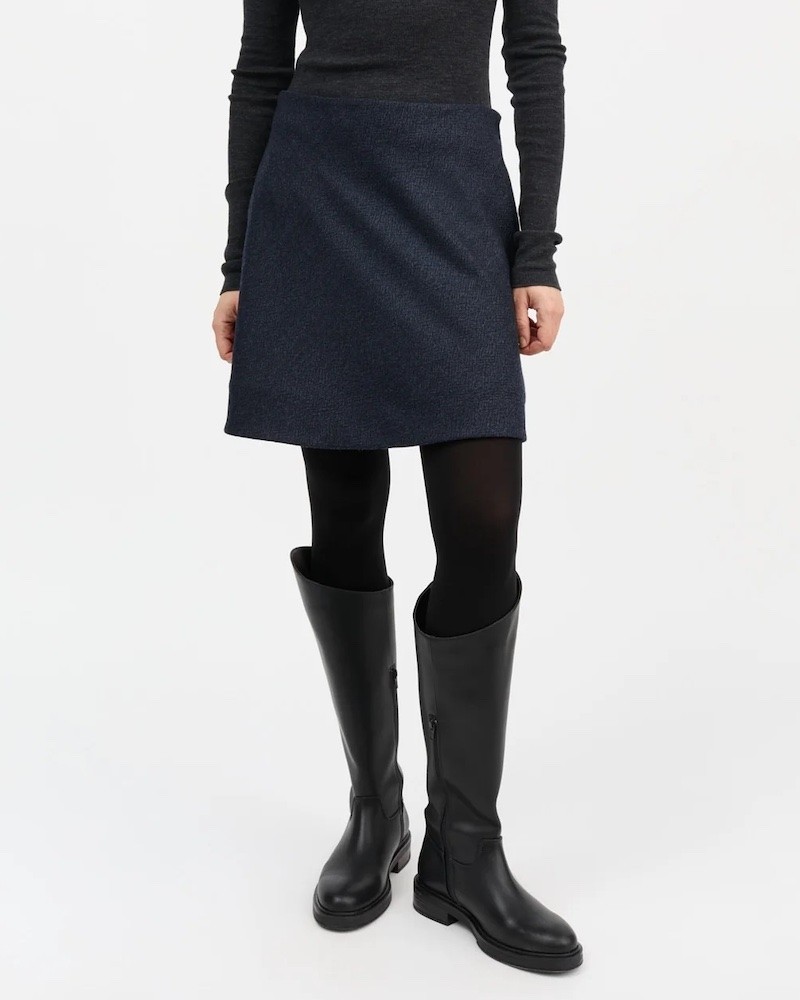 Skall Studio Fifi Skirt Navy Black kort uld nederdel på model