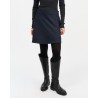 Skall Studio Fifi Skirt Navy Black kort uld nederdel på model