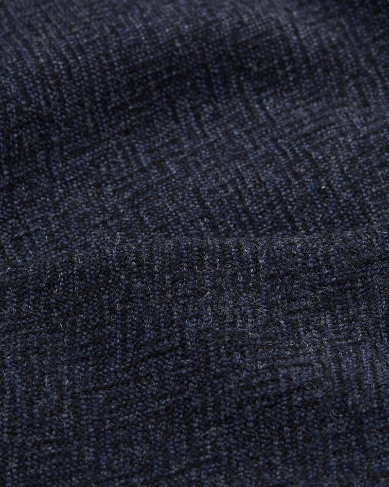 Close up af uld kvalitet og tekster på Skall Studio Fifi Skirt Navy Black nederdel