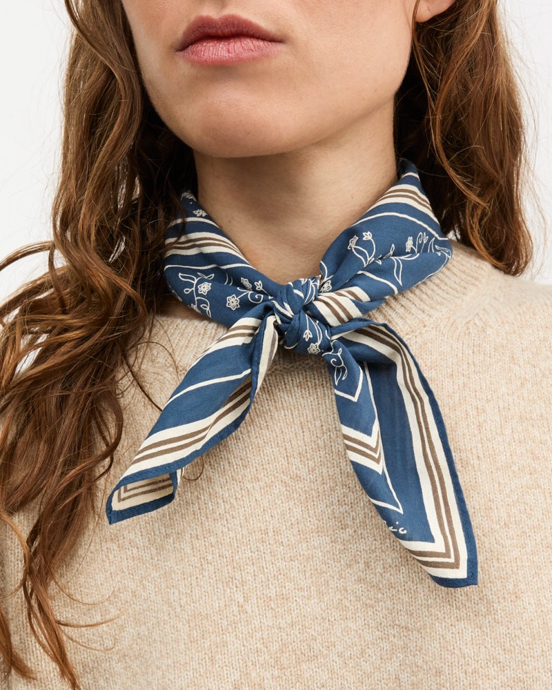 Skall Studio Classic Scarf Dark Navy tørklæde på model