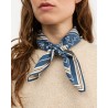 Skall Studio Classic Scarf Dark Navy tørklæde på model