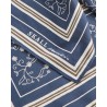 Close up af Skall Studio Classic Scarf Dark Navy med logo