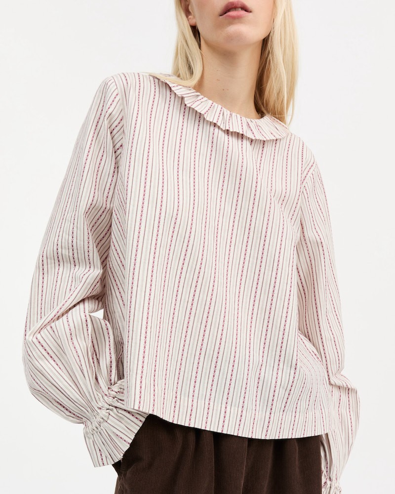 Skall Studio Cornflower Blouse Raspberry/Cream Stripe på model