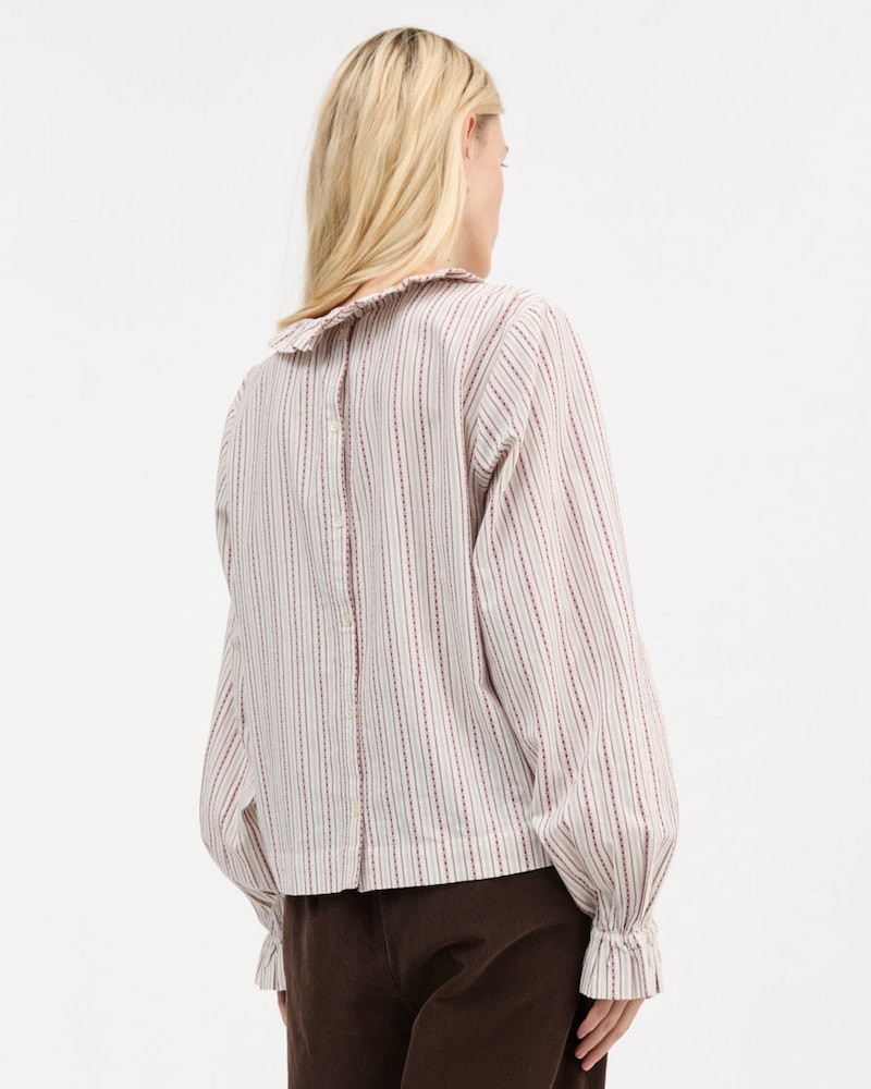 Cornflower Blouse Raspberry/Cream Stripe skjorte bagfra på model