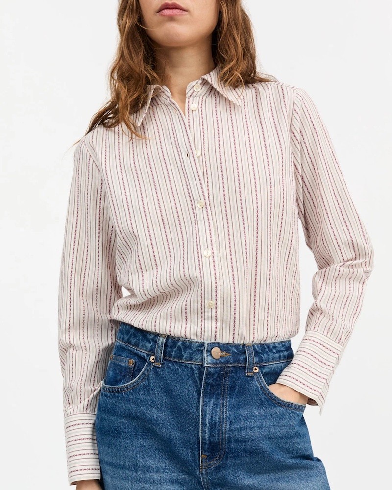 Skall Studio Fauna Shirt Raspberry/Cream Stripe stribet skjorte på model
