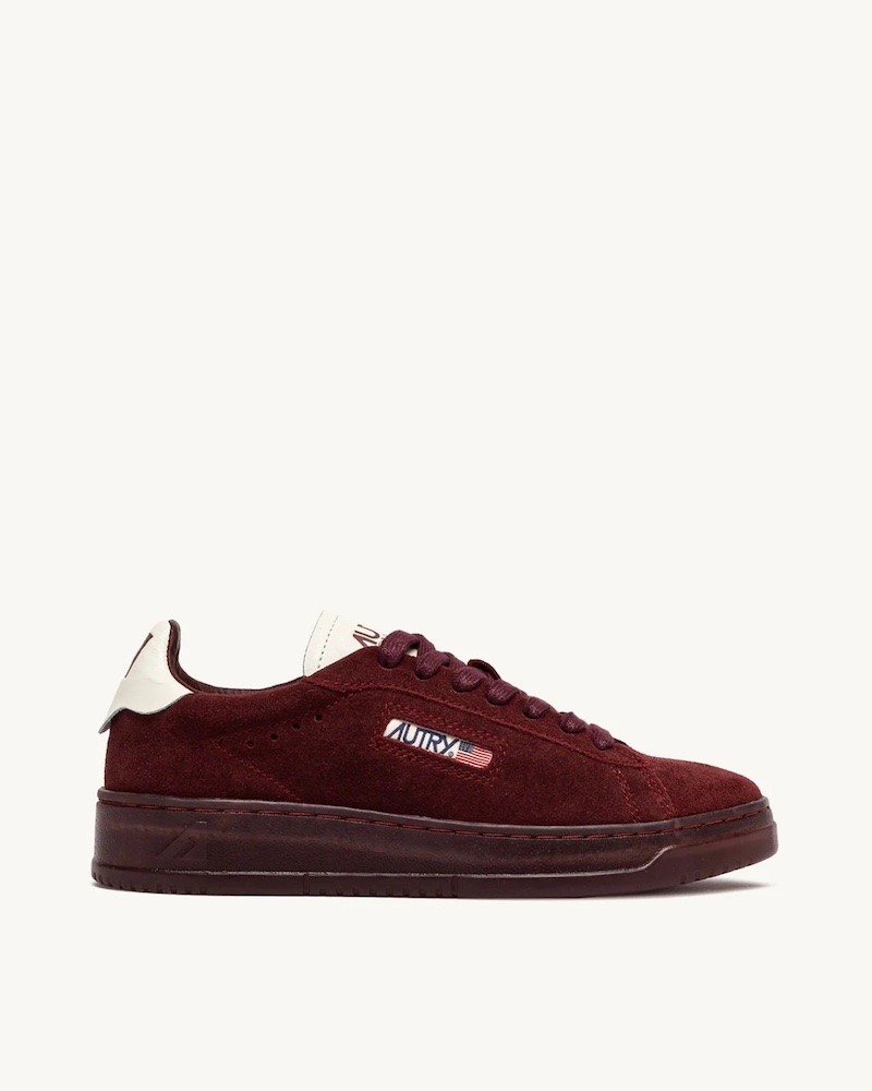 Pack shot af Autry Dallas Low sneaker bordeaux på neutral baggrund