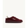 Pack shot af Autry Dallas Low sneaker bordeaux på neutral baggrund