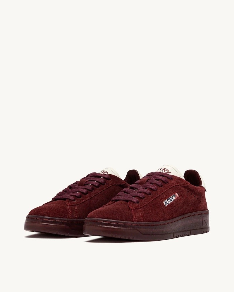 Pack shot af Autry Dallas Low sneaker bordeaux på neutral baggrund