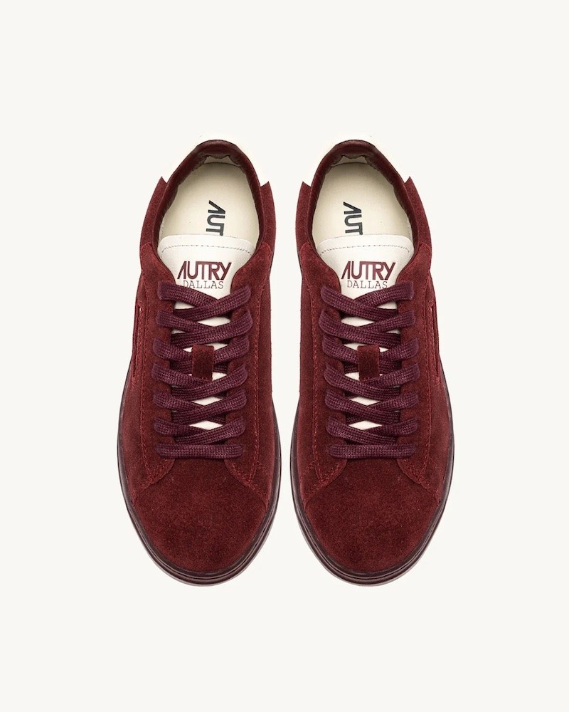 Pack shot af Autry Dallas Low sneaker bordeaux på neutral baggrund